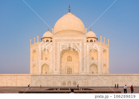 The architecture of the Taj Mahal is an ivory-white marble mausoleum on the south bank of the Yamuna River in the city of Agra, Uttar Pradesh, India. 106289819