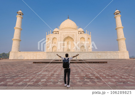 The architecture of the Taj Mahal is an ivory-white marble mausoleum on the south bank of the Yamuna River in the city of Agra, Uttar Pradesh, India. The architecture of the Taj Mahal is an ivory-white marble mausoleum on the south bank of the Yamuna River in the city of Agra, Uttar Pradesh, India. 106289825