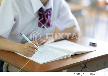 教室で勉強する女子高生 106290085