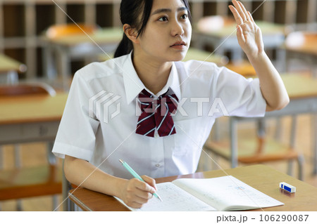 教室で勉強する女子高生 教室で勉強する女子高生 106290087