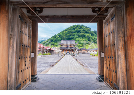 （青森県）恐山・総門から見る境内と山門 106291223