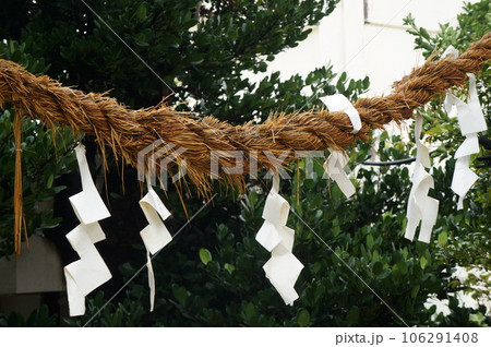 台風一過のしめ縄 106291408