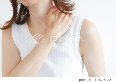 肩凝りの女性 106291721