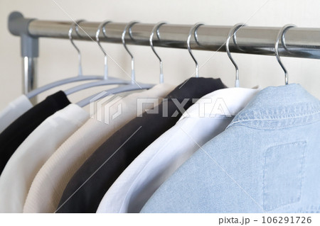 ハンガーラックにかかった洋服 ハンガーラックにかかった洋服 106291726