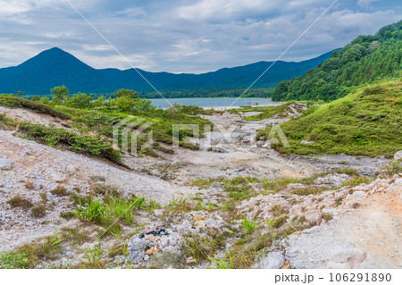 （青森県）恐山　宇曽利山湖・極楽浜に向かう遊歩道　夏 106291890