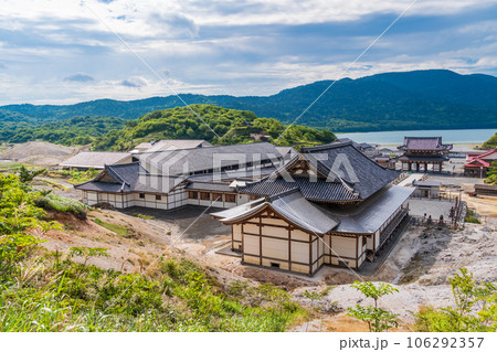 (青森県)恐山 高台から見る地蔵殿・宿坊 (青森県)恐山 高台から見る地蔵殿・宿坊 106292357