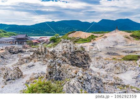 （青森県）恐山　高台から見る地蔵殿・宿坊 106292359