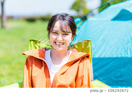 若い女性のソロキャンパー 106292672