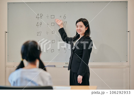 授業で算数を教える若い塾講師 授業で算数を教える若い塾講師 106292933