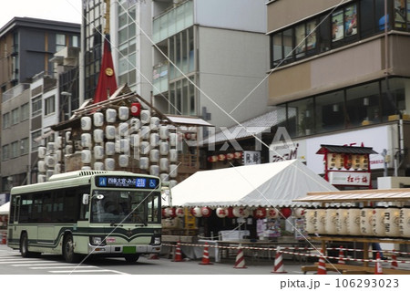 祇園祭四条通 月鉾と市バス(四条通臨時便と月鉾)2 祇園祭四条通 月鉾と市バス(四条通臨時便と月鉾)2 106293023
