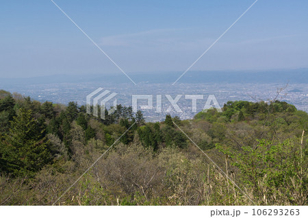 春の大和葛城山の山頂からの眺め、奈良県御所市櫛 106293263
