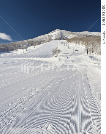 冬の斑尾高原スキー場　レストランハイジ前から斑尾山を臨む 106293680
