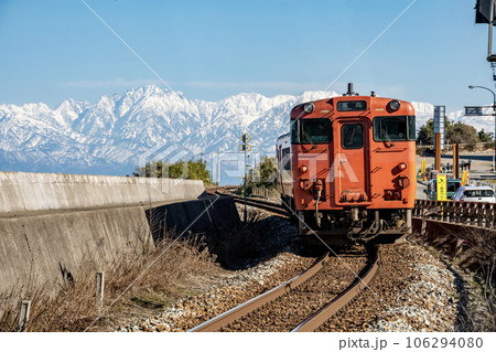 雨晴海岸にて 海岸沿いを走る氷見線と立山連峰-3 106294080