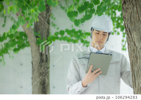 作業着の男性 街路樹 作業着の男性 街路樹 106294283