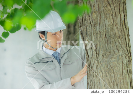 作業着の男性 街路樹 作業着の男性 街路樹 106294288