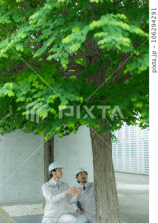 作業着の男性　街路樹　 106294291