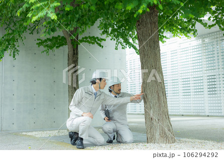 作業着の男性 街路樹 作業着の男性 街路樹 106294292
