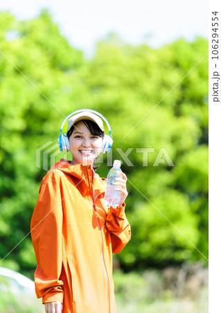 水を飲む若い女性 水を飲む若い女性 106294554