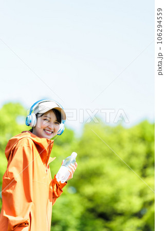 水を飲む若い女性 水を飲む若い女性 106294559