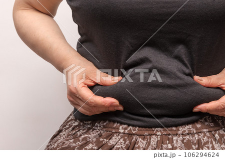 【お腹の肉を摘む主婦】 【お腹の肉を摘む主婦】 106294624