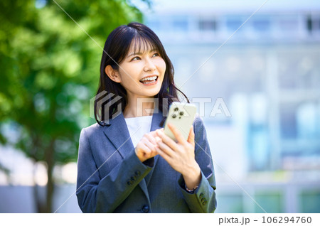 スマートフォンを操作するビジネスウーマン 106294760