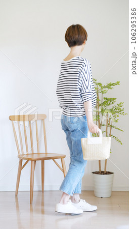 女性の春服夏服のファッションコーディネート全身（縦向き） 106295386