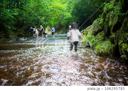 渓流で水遊びする子供たち 渓流で水遊びする子供たち 106295785