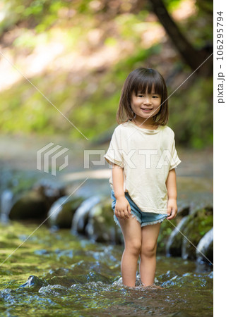 渓流で水遊びする小さな女の子 渓流で水遊びする小さな女の子 106295794