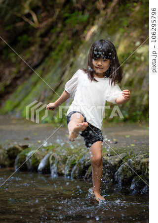 渓流で水遊びする小さな女の子 渓流で水遊びする小さな女の子 106295796