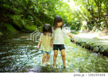 渓流で水遊びする姉妹 渓流で水遊びする姉妹 106295808
