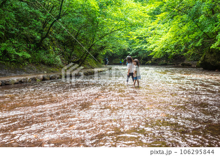 渓流で水遊びする姉妹 渓流で水遊びする姉妹 106295844