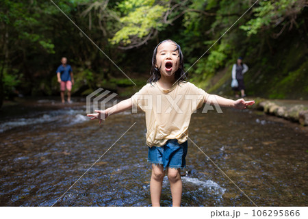 渓流で水遊びする小さな女の子 106295866