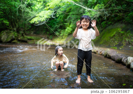 渓流で水遊びする小さな女の子 106295867