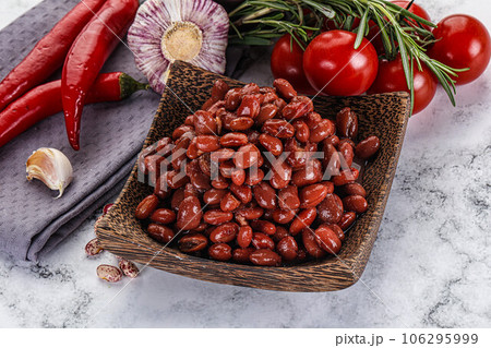 Red canned beans in the bowl 106295999