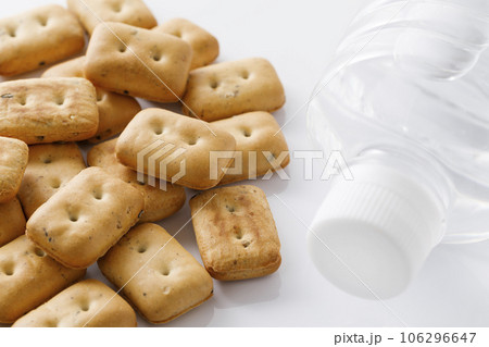 非常食の乾パンとペットボトルの水 106296647