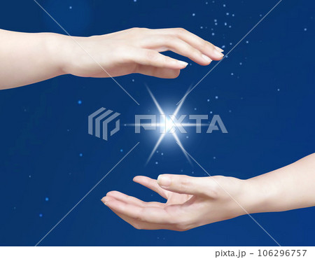 手で光を囲む 手で光を囲む 106296757