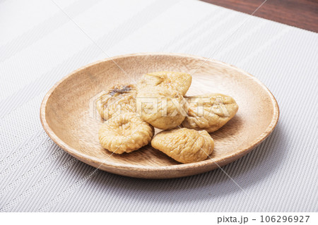 お皿に盛らたドライイチジク　ドライフルーツのイチジク　健康食品　イメージ素材 106296927