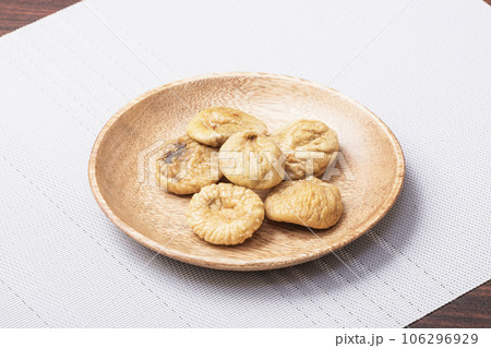 お皿に盛らたドライイチジク　ドライフルーツのイチジク　健康食品　イメージ素材 106296929