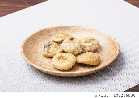 お皿に盛らたドライイチジク　ドライフルーツのイチジク　健康食品　イメージ素材 106296930