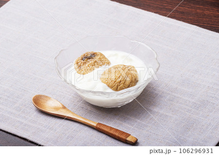 ヨーグルトに盛ったドライイチジク ドライフルーツのイチジクとヨーグルト 健康食品 イメージ素材 ヨーグルトに盛ったドライイチジク ドライフルーツのイチジクとヨーグルト 健康食品 イメージ素材 106296931