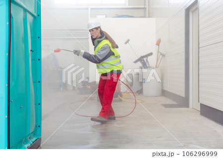 Cleaning of a mobile toilet container 106296999