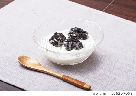 ヨーグルトに盛ったドライプルーン　ドライフルーツのプルーンとヨーグルト　健康食品　イメージ素材 106297058