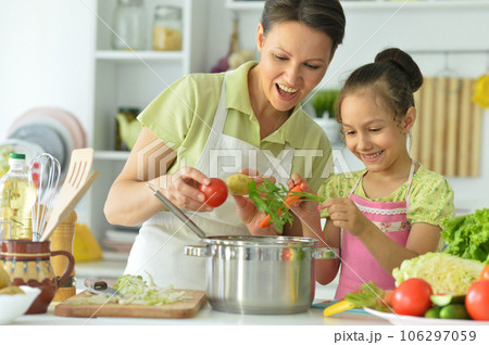 Mom daughter on kitchen. Mother cooking, girl - Stock Illustration  [77237561] - PIXTA