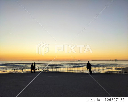 Silhouette couple sunset Matozinhos Porto 106297122