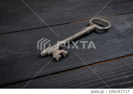 Old rusty key on dark wood texture backgroundの写真素材 [106297717] - PIXTA