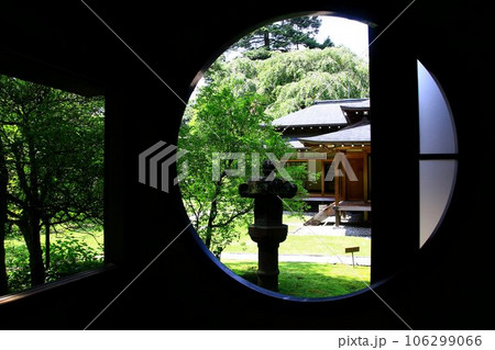 円窓から望む晩夏の日本庭園 円窓から望む晩夏の日本庭園 106299066