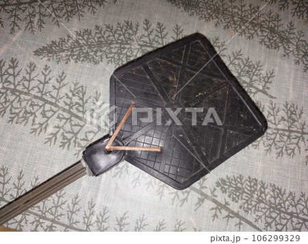 Repair of a rubber fly swatter 106299329