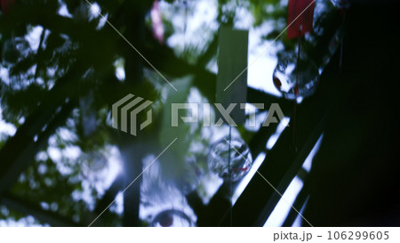 水面に反射した風鈴 水面に反射した風鈴 106299605