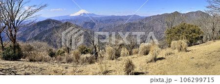 丹沢の鍋割山山頂より望む富士山と西丹沢のパノラマ 丹沢の鍋割山山頂より望む富士山と西丹沢のパノラマ 106299715