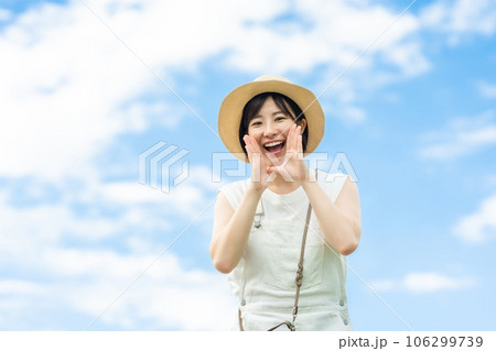 旅行をする女性　旅する女性　休日に出かける女性 106299739